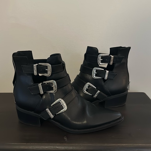 NEW Steve Madden Black Western Style Ankle Boot w. silver buckles point toe - Picture 2 of 9